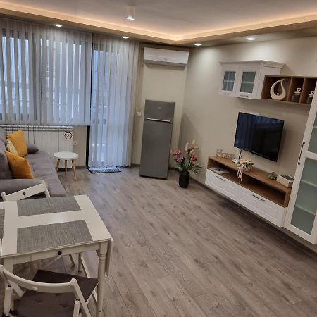 Flowers Apartment Dobrich Exterior photo