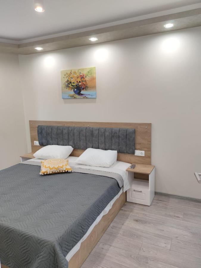 Flowers Apartment Dobrich Exterior photo