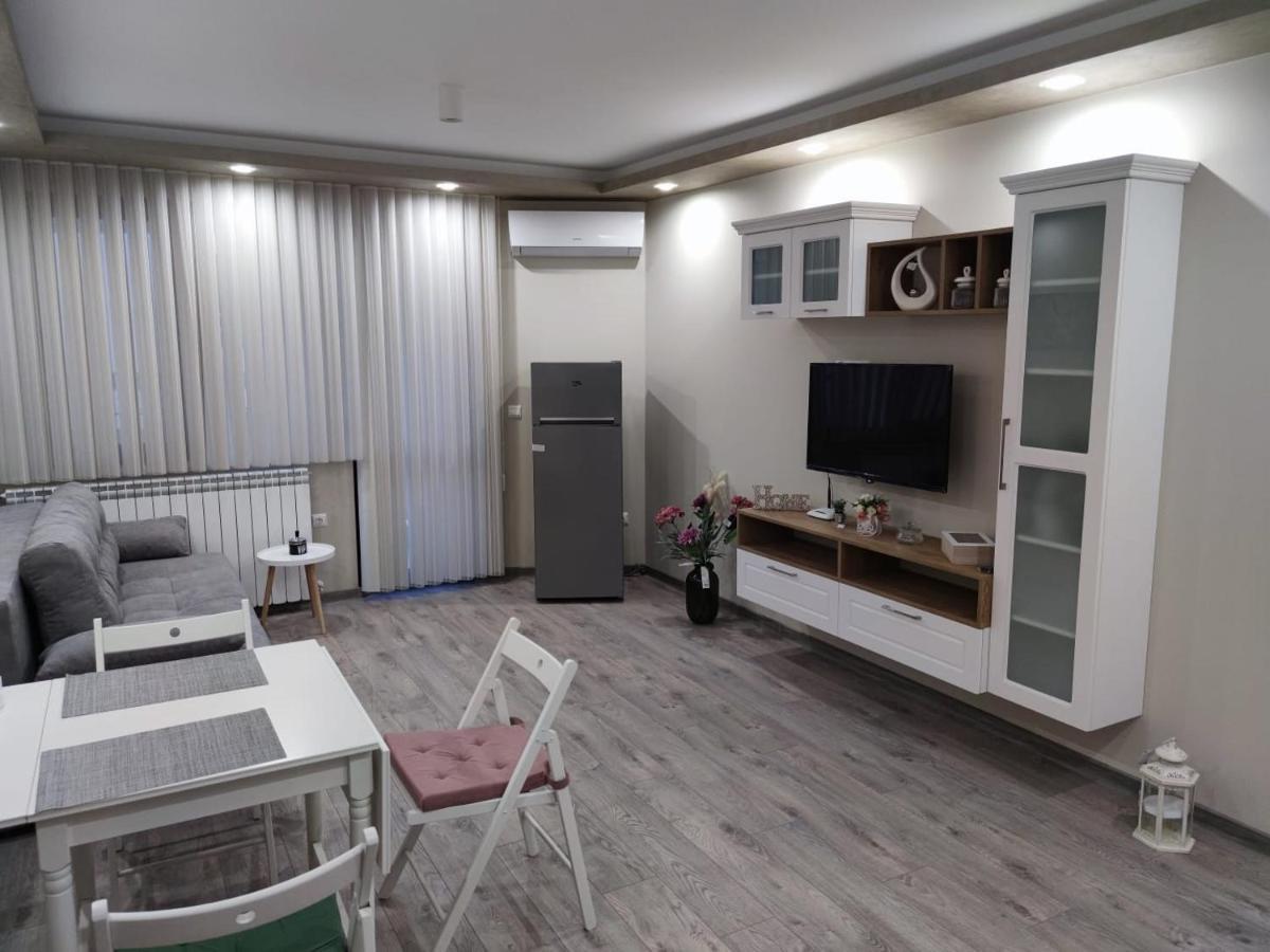 Flowers Apartment Dobrich Exterior photo