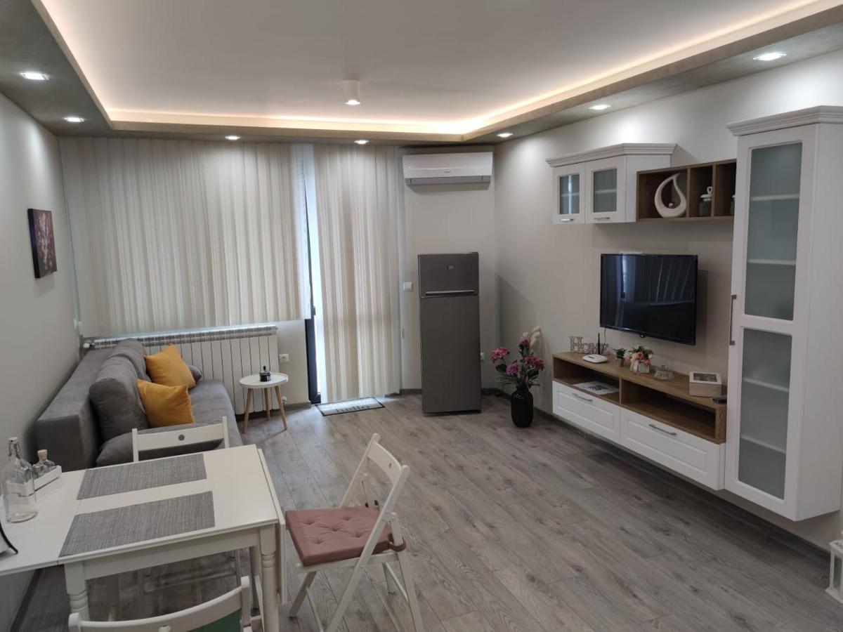 Flowers Apartment Dobrich Exterior photo