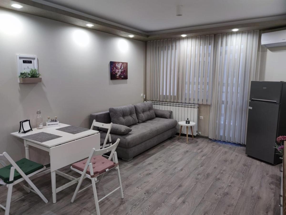 Flowers Apartment Dobrich Exterior photo