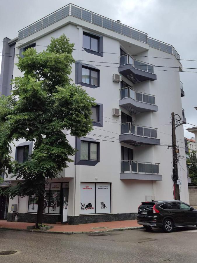 Flowers Apartment Dobrich Exterior photo