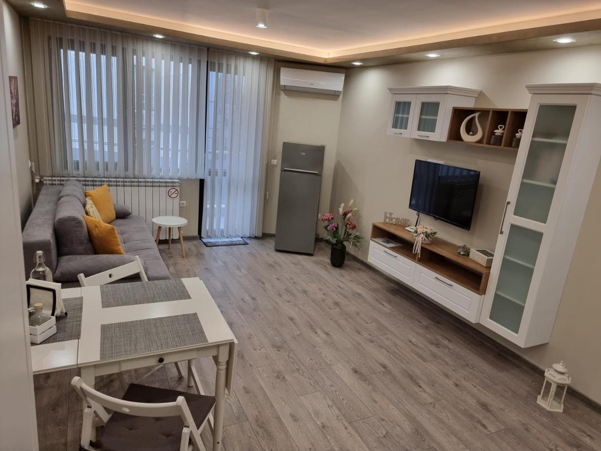Flowers Apartment Dobrich Exterior photo