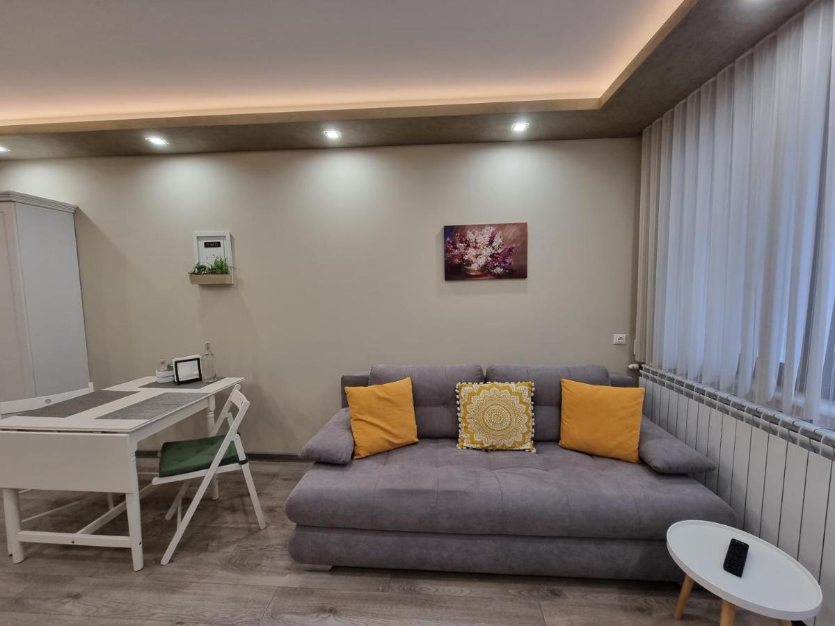 Flowers Apartment Dobrich Exterior photo