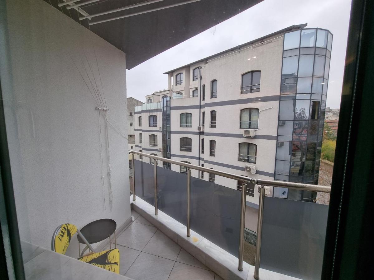 Flowers Apartment Dobrich Exterior photo